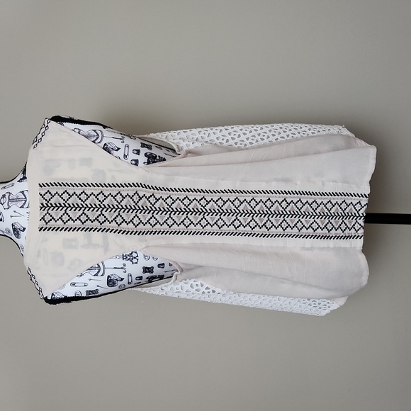 Miss Me Lightweight Gauze Tank Top Laser Cut Inserts Women's Large - Picture 8 of 16